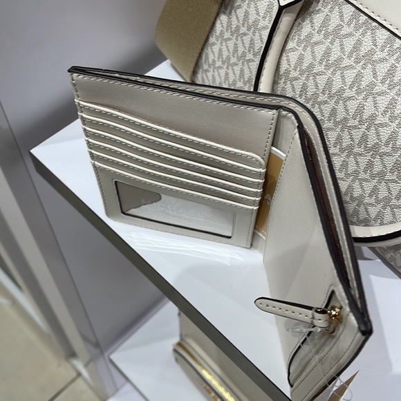 Michael Kors Jet Set Travel Passport Wallet
Light Cream Signature/Golden-NWT - Picture 11 of 16